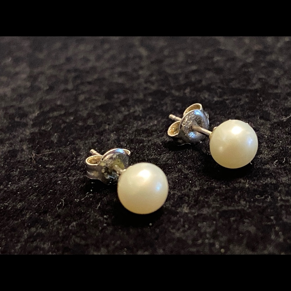 Genuine perfectly round 5mm pearl earrings - Picture 2 of 4